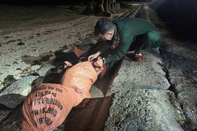 Các bao tải chứa thuốc nổ được phát hiện bên bờ biển ở đặc khu Lý Sơn. Ảnh: Dân trí