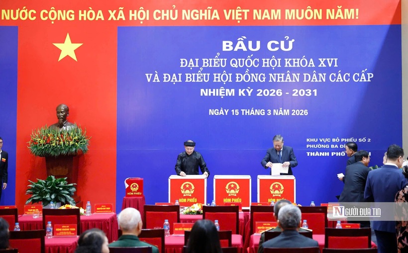 Tổng Bí thư Tô Lâm bỏ phiếu bầu cử.