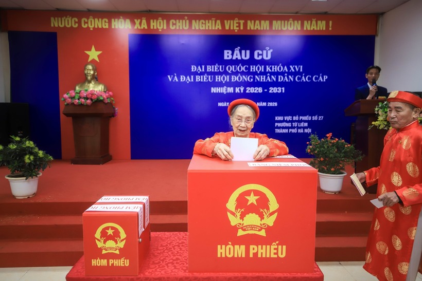 Trong không khí trang nghiêm của ngày hội non sông, cụ Nguyễn Thị Phấn (sinh năm 1935) vinh dự là người đầu tiên bỏ lá phiếu của mình vào thùng phiếu tại Khu vực bỏ phiếu số 27 phường Từ Liêm, Thành phố Hà Nội.