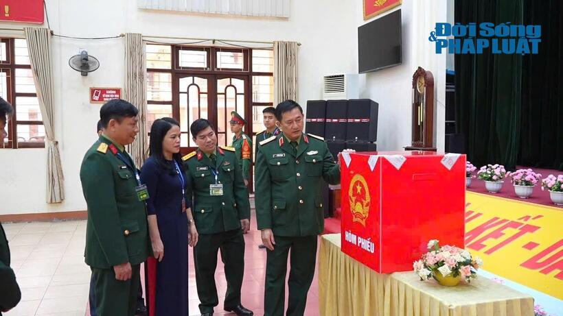 Sáng 15/3, đoàn công tác Quân khu 1 do Trung tướng La Công Phương, Ủy viên Trung ương Đảng, Bí thư Đảng ủy, Chính ủy Quân khu  đã đến kiểm tra công tác bầu cử tại điểm bỏ phiếu thuộc Lữ đoàn 210, phường Tích Lương, tỉnh Thái Nguyên