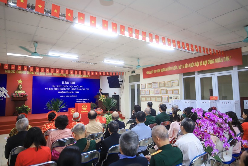 Từ sáng sớm, tại khu vực bỏ phiếu số 27, phường Từ Liêm đã rộn ràng trong không khí của ngày hội lớn.