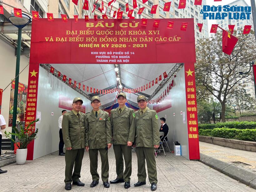 Đội an ninh trật tự có mặt từ sớm đảm bảo công tác bầu cử diễn ra thuận lợi