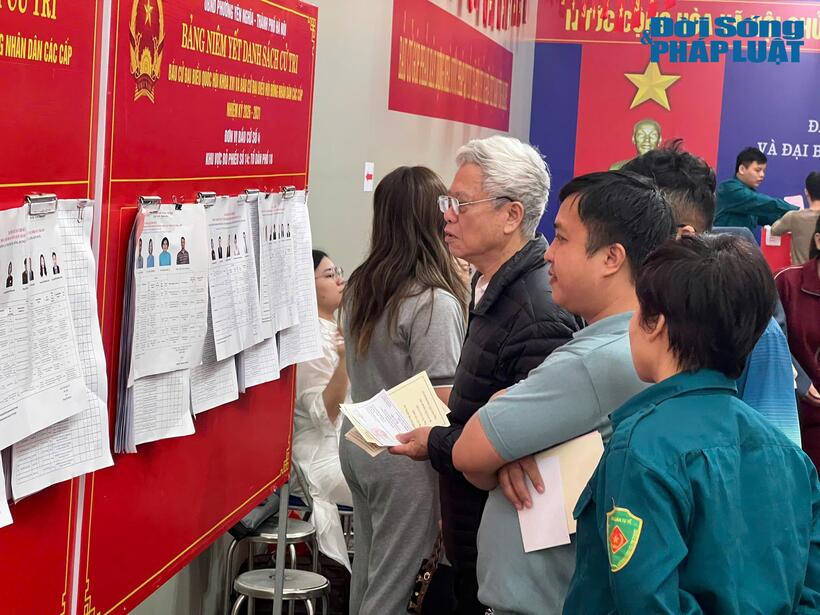 Hơn 1 triệu cử tri Hà Nội tham gia bỏ phiếu từ sáng sớm