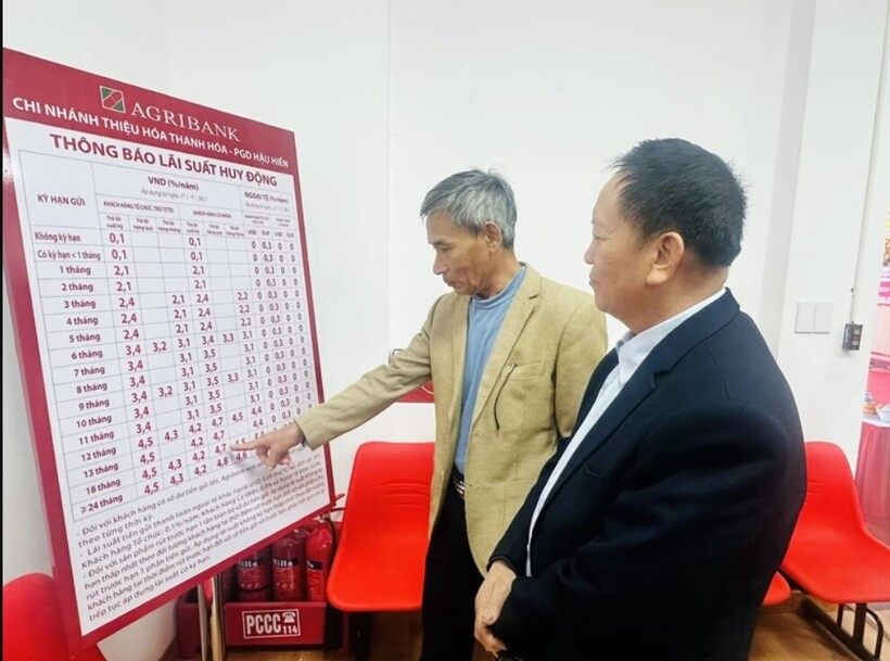 Người dân tìm hiểu để vay vốn tại Agribank Hậu Hiền, xã Thiệu Toán, Thanh Hóa