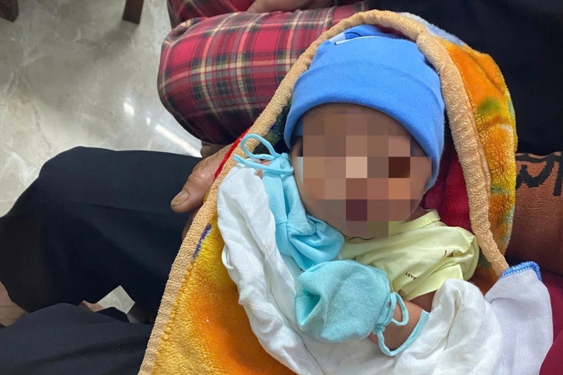 Một bé trai sơ sinh được người dân tại tỉnh Quảng Trị phát hiện bị bỏ rơi dưới hầm chui cao tốc. Ảnh: Dân Trí.