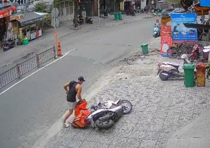 Nữ shipper bị người đàn ông hành hung. Ảnh: Người Lao Động.