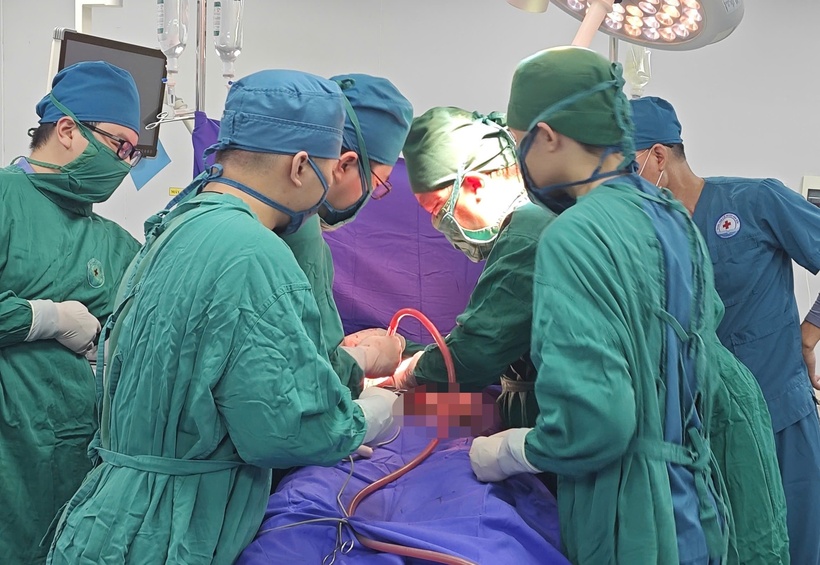 Bệnh viện Đa khoa Khu vực Vân Đồn kích hoạt báo động đỏ phẫu thuật cứu sống bệnh nhân vỡ thận, sốc mất máu nặng. Ảnh: VietNamNet.