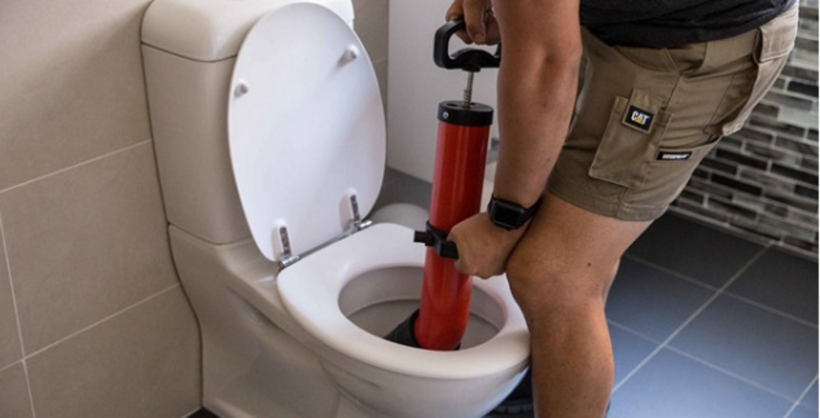 Việc không vứt các vật dụng như khăn giấy ướt, tóc, băng vệ sinh hay dầu mỡ vào bồn cầu sẽ giúp hệ thống thoát nước hoạt động trơn tru, hạn chế nguy cơ tắc nghẽn và tránh được những chi phí sửa chữa không cần thiết.