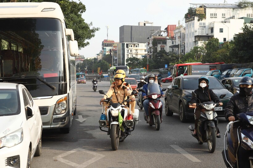 CSGT tuần tra kiểm soát trên tuyến quanh khu vực hạn chế sáng 16/3.