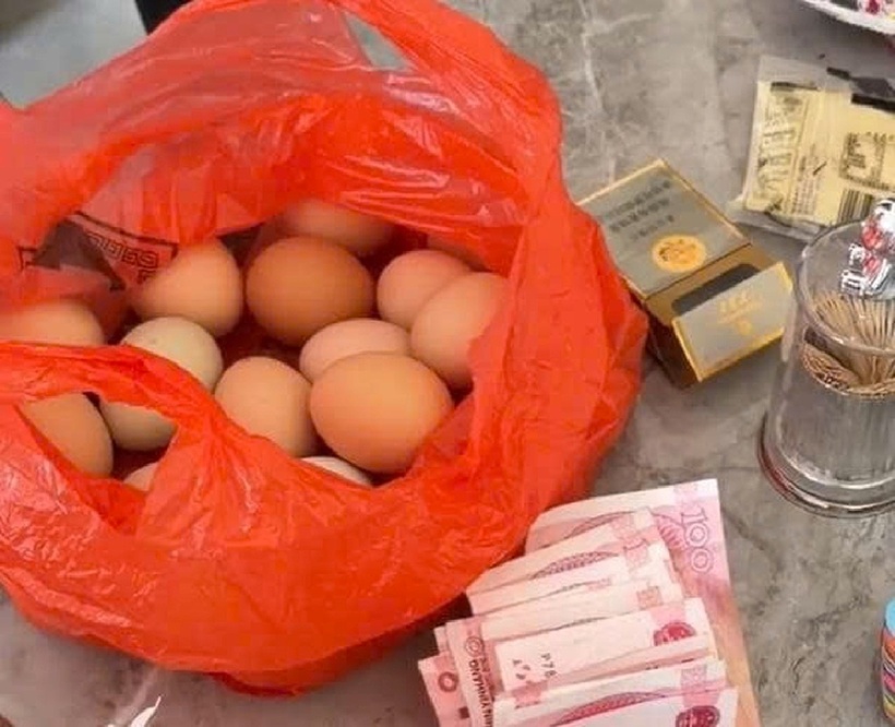 Sính lễ mà người đàn ông mang tới, gồm khoảng 1.000 tệ tiền mặt và 20 quả trứng. Ảnh: 163.com.