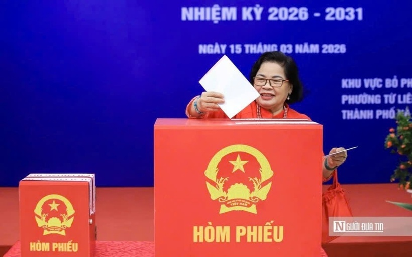 Cử tri háo hức đi bỏ phiếu (Ảnh: Hữu Thắng).