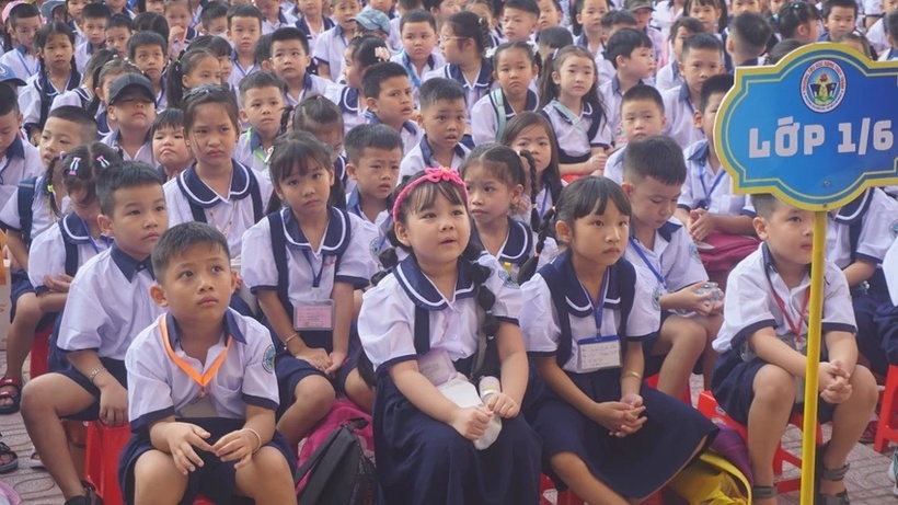 Học sinh lớp 1 tại Trường Tiểu học Đặng Thuỳ Trâm, phường An Hội Tây trong ngày tựu trường. Ảnh: PLO