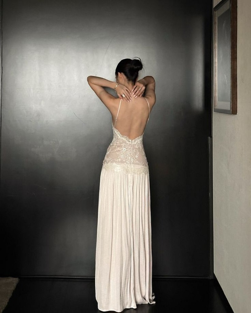 Váy hở lưng dành cho những ai muốn vẻ quyến rũ kín đáo từ phía trước nhưng đầy bất ngờ và gợi cảm từ phía sau.