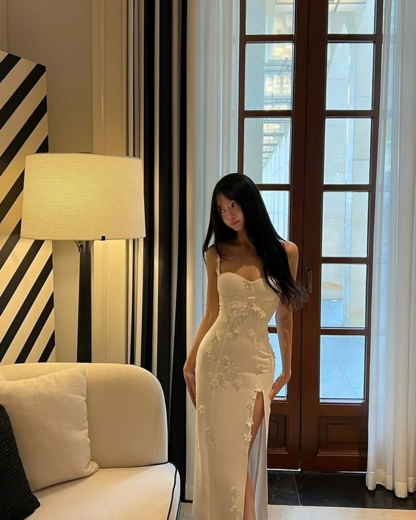 Đường xẻ táo bạo giúp khoe khéo đôi chân dài miên man và tạo sự linh hoạt, uyển chuyển trong từng bước đi. Đây là mẫu váy "hack" chiều cao hiệu quả nhất.