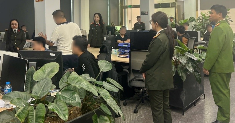Công an Hà Nội khám xét địa điểm làm việc của các đối tượng. (Ảnh: CACC)