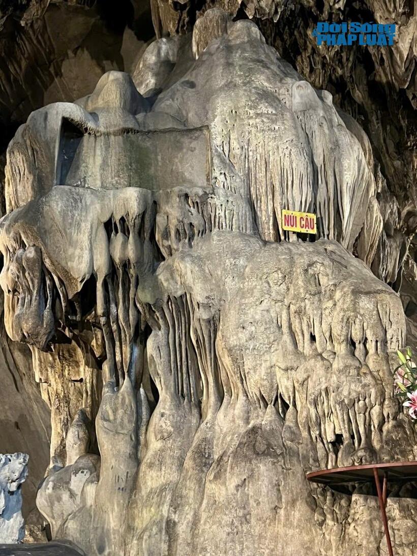 Núi Cậu điểm nhấn thiên nhiên nổi bật trên đường vào Động Hương Tích.