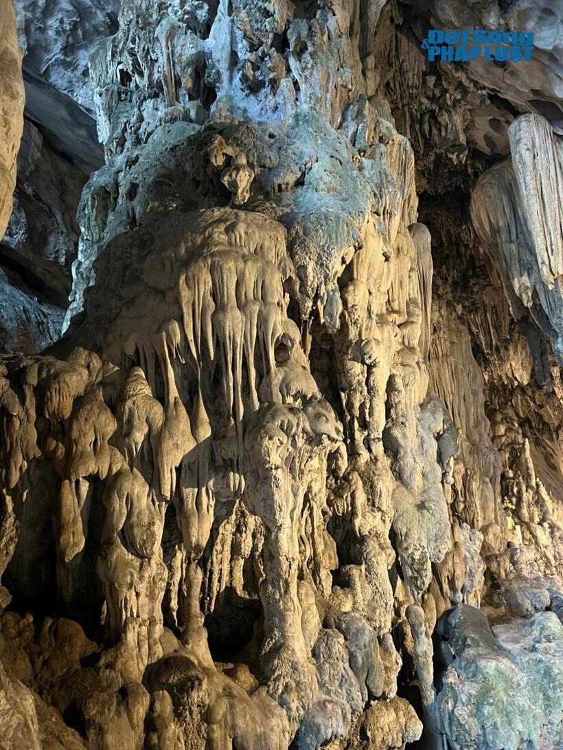 Nhũ đá muôn hình vạn trạng bên trong Động Hương Tích.