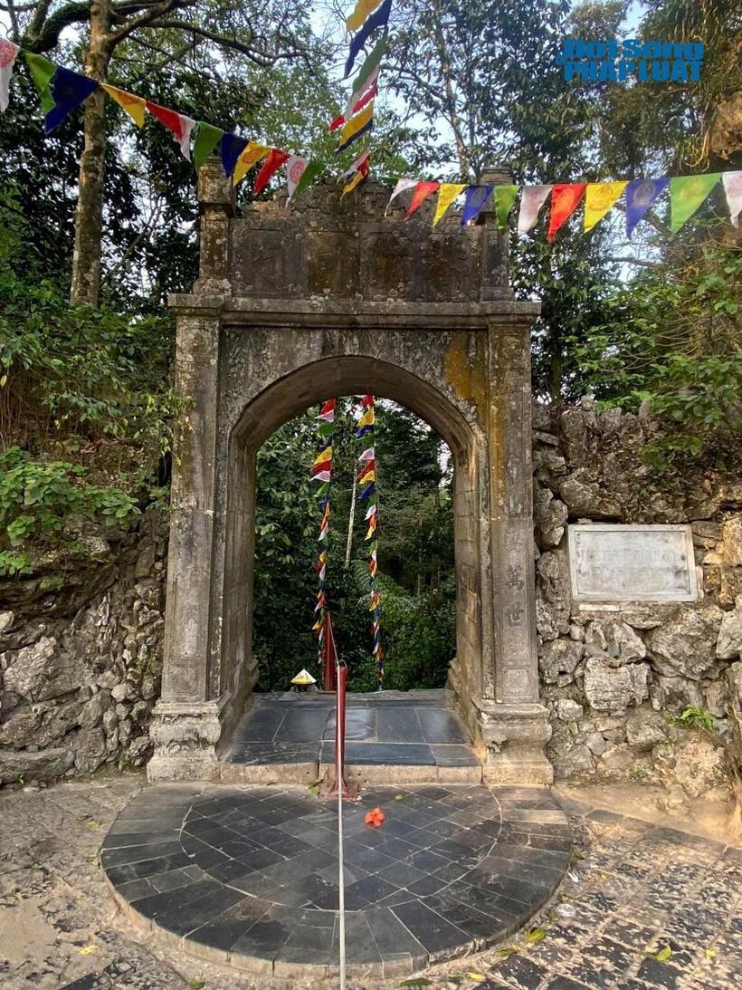 Cửa vào Động Hương Tích “Nam thiên đệ nhất động” ẩn mình giữa núi non hùng vĩ.