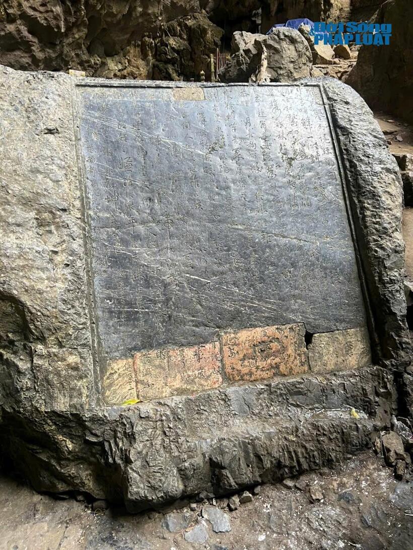 Bia đá rêu phong bên trong Động Hương Tích, ghi dấu thời gian và dấu ấn hành hương.