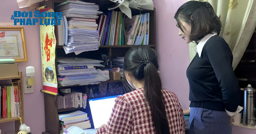 Chị Lê Thị Loan bày tỏ nhiều băn khoăn sau khi cùng con xem 1 lớp học ôn thi online.