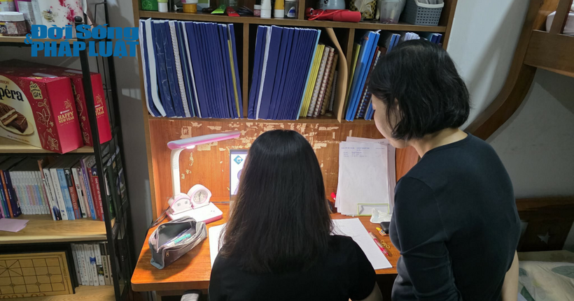 Chị Cù Lan Oanh cùng con gái đang trải nghiệm thử 1 buổi học trong lớp ôn thi online cấp tốc cho Kỳ thi tốt nghiệp THPT.