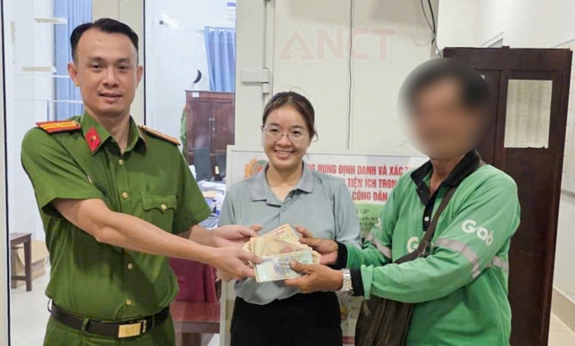 Lực lượng công an chứng kiến chị Lê Thị Thu Thảo nhận lại số tiền 131 triệu đồng từ ông H. (Ảnh: VietnamNet)