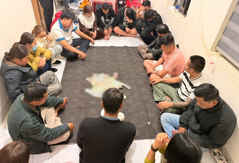 Sới bạc tại nhà Hoàng Thị Hồng được công an triệt phá, toàn bộ 17 người liên quan bị bắt giữ. (Ảnh: Công an Quảng Trị)