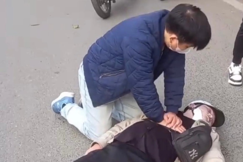 Khen thưởng đột xuất bác sĩ cứu người giữa đường