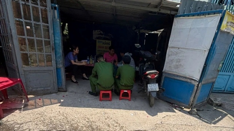 Cảnh sát đến làm việc, lấy lời khai các nhân chứng liên quan vụ việc. Ảnh: PLO.
