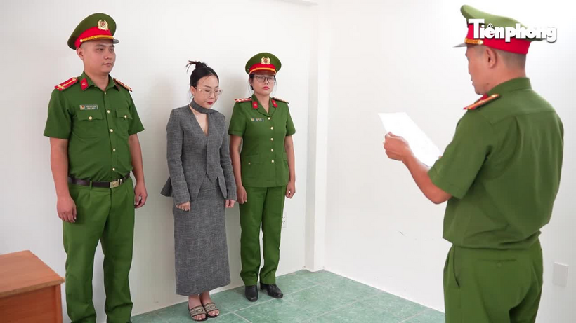 Công an TPHCM đọc quyết định khởi tố chủ Hộ kinh doanh BN Center. Ảnh: Tiền Phong