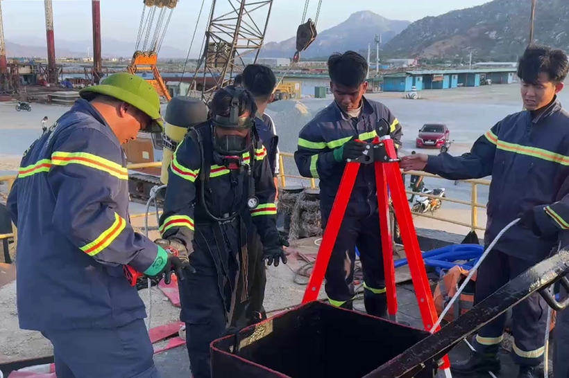 Công tác cứu nạn trên tàu Trường Nguyên 18. (Ảnh: Công an tỉnh Khánh Hòa)
