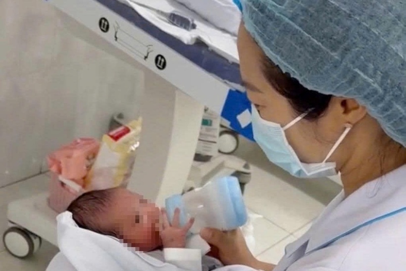 Bé gái bị vùi dưới đất thời điểm được các bác sĩ tại Gia Lai chăm sóc. (Ảnh: Dân trí)