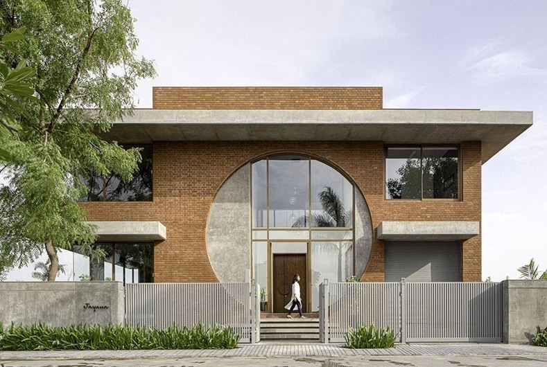 Mẫu nhà xây gạch không tô 2 tầng, có gara để xe mái bê thông cốt thép. Ảnh: Xây dựng Nhất Tín