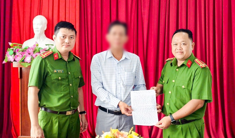 Ông H.H.T. cảm kích trước tinh thần trách nhiệm của Công an phường Cái Răng. (Ảnh: VietnamNet)