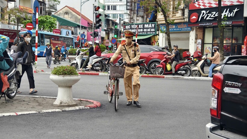 Một số người sau khi uống rượu bia vẫn ung dung điều khiển xe đạp, xe đạp điện lưu thông trên đường.