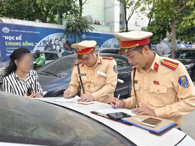 CSGT  đẩy mạnh tuần tra lưu động tại khu vực cổng trường trên địa bàn phường Từ Liêm, xử lý các vi phạm của học sinh và phụ huynh.