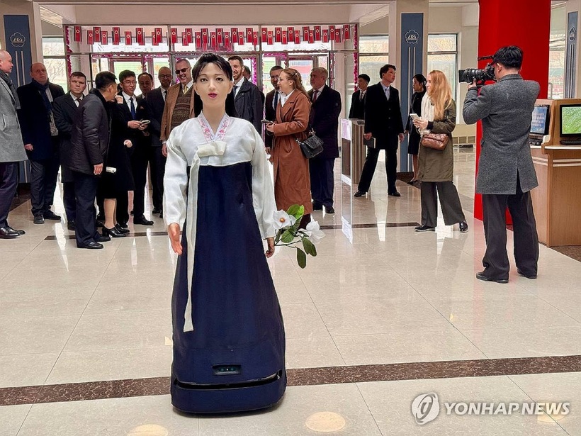 Đại sứ quán Nga tại Triều Tiên đăng tải một hình ảnh robot hình người tại một điểm bỏ phiếu ở Bình Nhưỡng. Ảnh: Yonhap