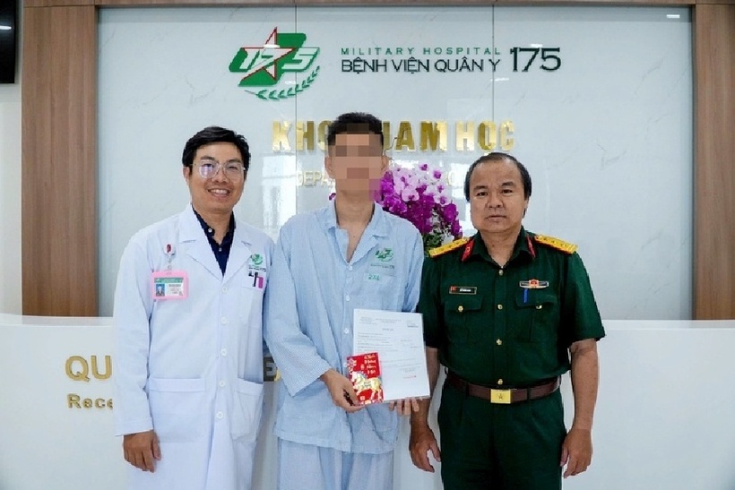 Sau phẫu thuật, bệnh nhân được điều trị và theo dõi, hiện sức khỏe đang hồi phục tốt. Ảnh: Báo Người lao động.