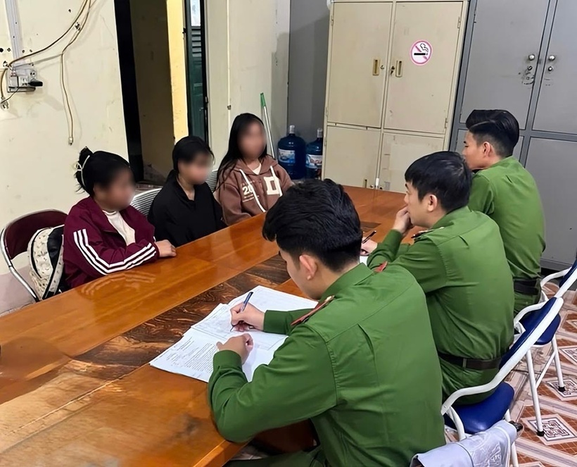 3 thiếu niên sập bẫy lừa đảo được lực lượng chức năng hỗ trợ. Ảnh: Cổng thông tin điện tử Công an tỉnh Sơn La