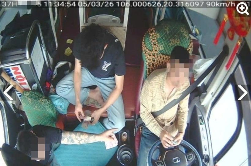 Lái xe cùng 2 phụ xe có hành vi đánh bài ăn tiền khi đang lái xe trên đường cao tốc. Ảnh: Dân trí