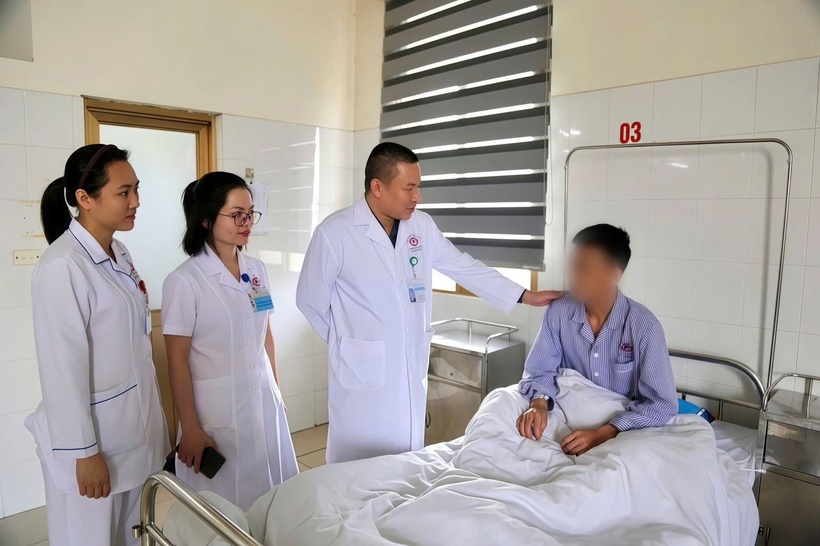 BsCKII Bùi Công Tuấn – Phó khoa Răng Hàm Mặt thăm khám cho bệnh nhân sau 2 ngày thực hiện ca phẫu thuật. Ảnh: Cổng thông tin Bệnh viện Đa khoa tỉnh Quảng Ninh