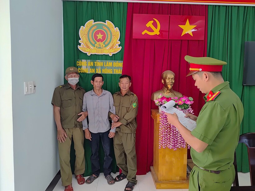 Điều tra viên tiến hành đọc lệnh bắt. Ảnh: Công an Lâm Đồng