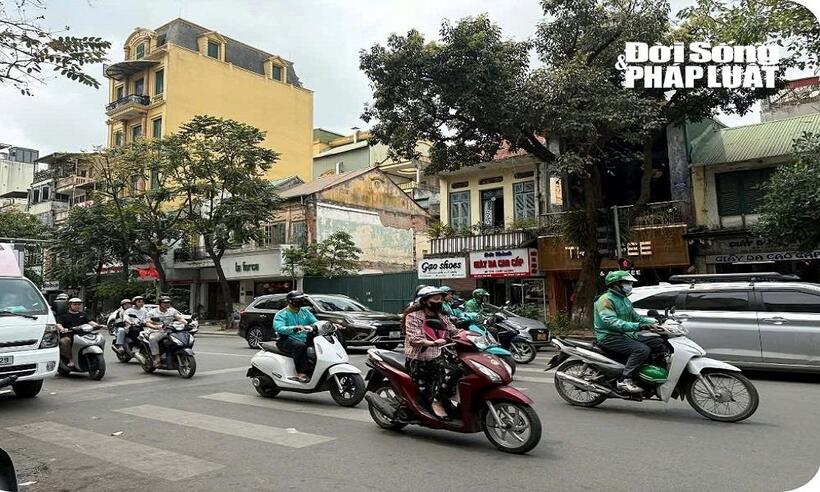 Theo ghi nhận của phóng viên tại các tuyến phố trung tâm ở Hà Nội, không ít xe chạy dịch vụ đã chủ động chuyển sang xe điện.
