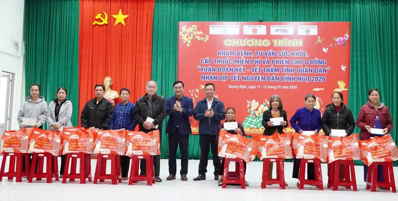 Các y, bác sĩ quân y thăm khám, tư vấn sức khỏe miễn phí cho người dân xã Vạn Tường trong khuôn khổ chương trình do BSR cùng các đơn vị phối hợp tổ chức.