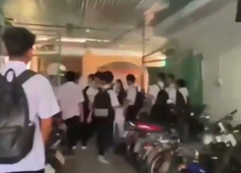 Nam sinh lớp 11 bị đánh hội đồng phải nhập viện cấp cứu. Ảnh: Báo Tiền phong.