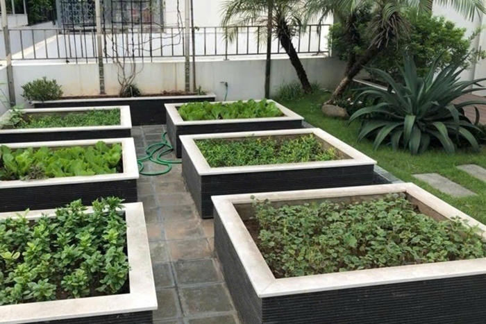 Về mặt kỹ thuật, sàn sân thượng được lát đá nhám chống trơn trượt và thiết kế độ dốc tối ưu về phía đường ống thoát nước. Các ô trồng cây được xây kiên cố bằng gạch, bên ngoài ốp gốm để tăng tính thẩm mỹ.