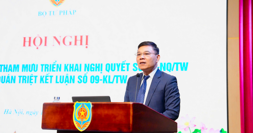 Viện trưởng Viện Chiến lược và Khoa học pháp lý Nguyễn Văn Cương báo cáo tại hội nghị.