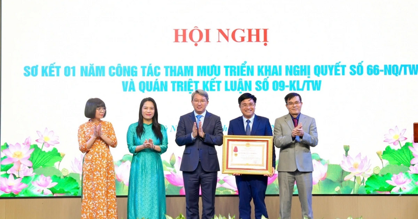 Thừa ủy quyền của Chủ tịch nước, Bộ trưởng Bộ Tư pháp Nguyễn Hải Ninh tặng Huân chương Lao động hạng Ba cho Viện Chiến lược và Khoa học pháp lý.
