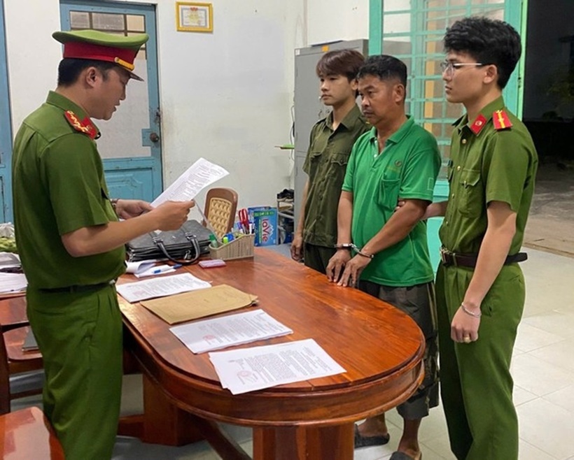 Công an tỉnh An Giang thi hành Lệnh bắt bị can để tạm giam đối với Chau Chanh để điều tra về hành vi Dâm ô đối với người dưới 16 tuổi. Ảnh: Công an tỉnh An Giang