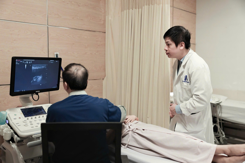 ThS.BS Nguyễn Minh Nghĩa, Phó trưởng khoa Phẫu thuật tạo hình thẩm mỹ, Bệnh viện đa khoa Hòe Nhai đang theo dõi siêu âm túi ngực của bệnh nhân